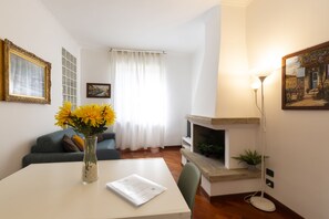 Departamento Deluxe | Área de sala de estar | Televisión de pantalla plana de 49 pulgadas con canales digitales 