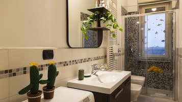 Appartement Deluxe | Salle de bain | Douche, douche à « effet pluie », sèche-cheveux, bidet