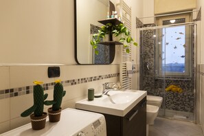 Appartamento Deluxe | Bagno | Doccia, soffione a pioggia, asciugacapelli, bidet