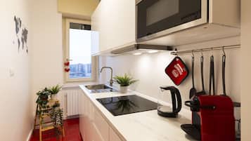 Apartamento luxo | Cozinha privada | Geladeira grande, micro-ondas, cooktop, lava-louças