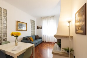 Deluxe appartement | Woonruimte | Een 49-inch flatscreentelevisie met digitale zenders en televisie