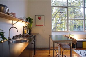 Frigorifero, microonde, forno, piano cottura
