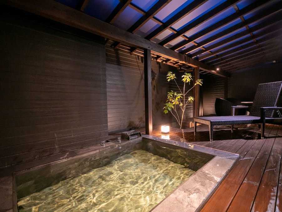 Suíte (4 Beds, private bath) | Banheiro | Banheira e chuveiro separados, banheiras de fontes termais