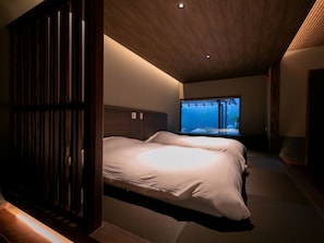Suite (4 Beds, private Rock bath) | Edredón, escritorio y wifi gratis