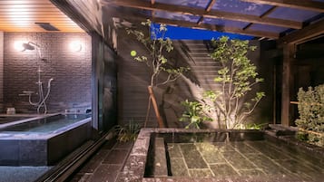 스위트 (Maisonette 4 Beds, private bath) | 욕실 | 별도의 욕조 및 샤워 시설, 광천수 욕조, 레인폴 샤워기, 무료 세면용품