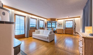 TV, stereo - Chalet Villa "Lercher" with Mountain View, Garden, Terrace & Wi-Fi (Innichen)
