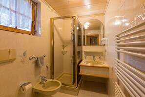 Tina, secadora de cabello, toallas 