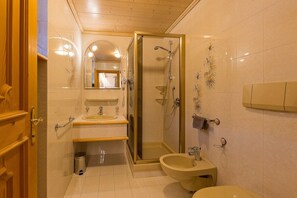 Tina, secadora de cabello, toallas 