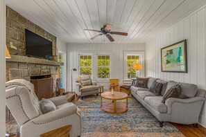 Smart TV, fireplace, books - Beautifully renovated cottage only 6 minutes to Cashiers! (Cashiers)