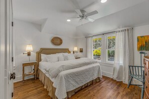 3 bedrooms, desk, free WiFi, bed sheets - Beautifully renovated cottage only 6 minutes to Cashiers! (Cashiers)