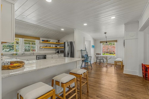 Beautifully renovated cottage only 6 minutes to Cashiers!