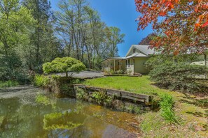 Property grounds - Beautifully renovated cottage only 6 minutes to Cashiers! (Cashiers)