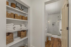 Hair dryer, towels - Beautifully renovated cottage only 6 minutes to Cashiers! (Cashiers)