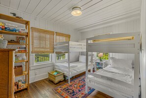 3 bedrooms, desk, free WiFi, bed sheets