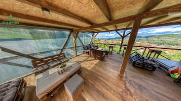 Grand réfrigérateur, micro-ondes, four, machine à expresso