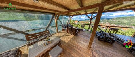 Refrigerador con congelador, microondas, horno y cafetera de espresso