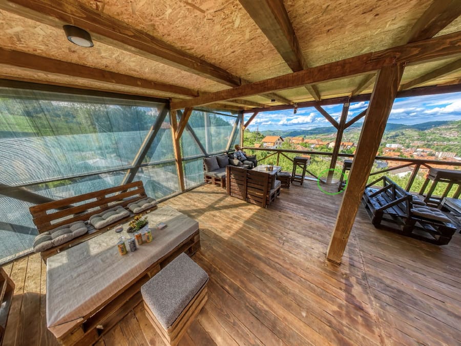 Een koelkast/vriezer, een magnetron, een oven, een espressoapparaat