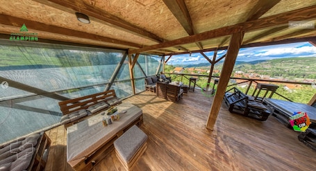 Full-size fridge, microwave, oven, espresso maker. BOSNIAN PYRAMID GLAMPING