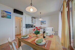 Luxury-Apartment, Mehrere Schlafzimmer, 2 Bäder, Bergseite (Borgo Belvedere-lake view & shared) | Speisen