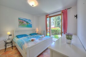 Appartement familial, plusieurs chambres, 2 salles de bains (Borgo Belvedere-lake view & shared) | 2 chambres, fer et planche à repasser, Wi-Fi (supplément)