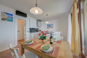 Appartamento Luxury, 2 camere da letto, 2 bagni, lato montagna (Borgo Belvedere-lake view & shared) | Sala da pranzo