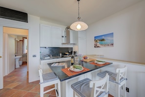 Luxury-Apartment, 2 Schlafzimmer, 2 Bäder, Bergseite (Borgo Belvedere-lake view & shared) | Eigene Küche | Kühlschrank, Ofen, Herdplatte, Geschirrspüler