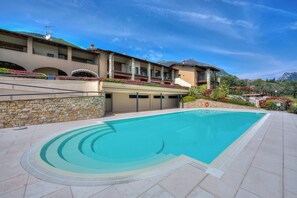 Seasonal outdoor pool - Borgo Belvedere-lake View & Shared Pool (Toscolano Maderno)