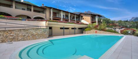 Piscine extérieure (ouverte en saison)