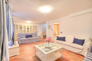 Family Apartment, Multiple Bedrooms, 2 Bathrooms, Mountainside (Borgo Belvedere-lake view & shared) | Living area