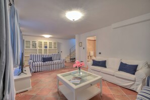 Luxury-Apartment, Mehrere Schlafzimmer, 2 Bäder, Bergseite (Borgo Belvedere-lake view & shared) | Wohnbereich