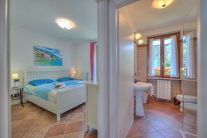 Luksus-lejlighed - flere soveværelser - 2 badeværelser (Borgo Belvedere-lake view & shared) | 2 soveværelser, strygejern/strygebræt, Wi-Fi (tillægsgebyr), sengetøj