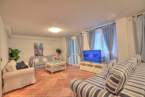 Living area - Borgo Belvedere-lake View & Shared Pool (Toscolano Maderno)
