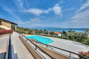 Seasonal outdoor pool - Borgo Belvedere-lake View & Shared Pool (Toscolano Maderno)