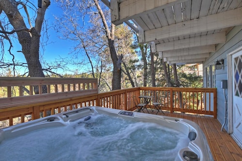 Alpine Skies by Destination Big Bear : Peaceful Setting in Moonridge! Walk to Bear Mtn and the National Forest! Hot Tub!