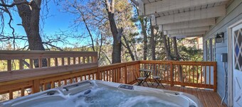 Alpine Skies by Destination Big Bear : Peaceful Setting in Moonridge! Walk to Bear Mtn and the National Forest! Hot Tub!
