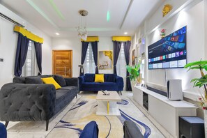 Smart TV, video games - Beautiful 4 Bedroom Duplex Near Victoria Island Parking, wi-fi, Hot Tube, Secure (Lekki)