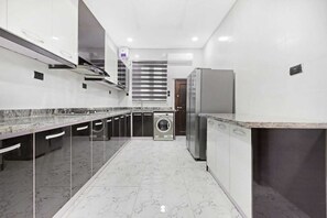 Kylskåp, mikrovågsugn, ugn och spishäll