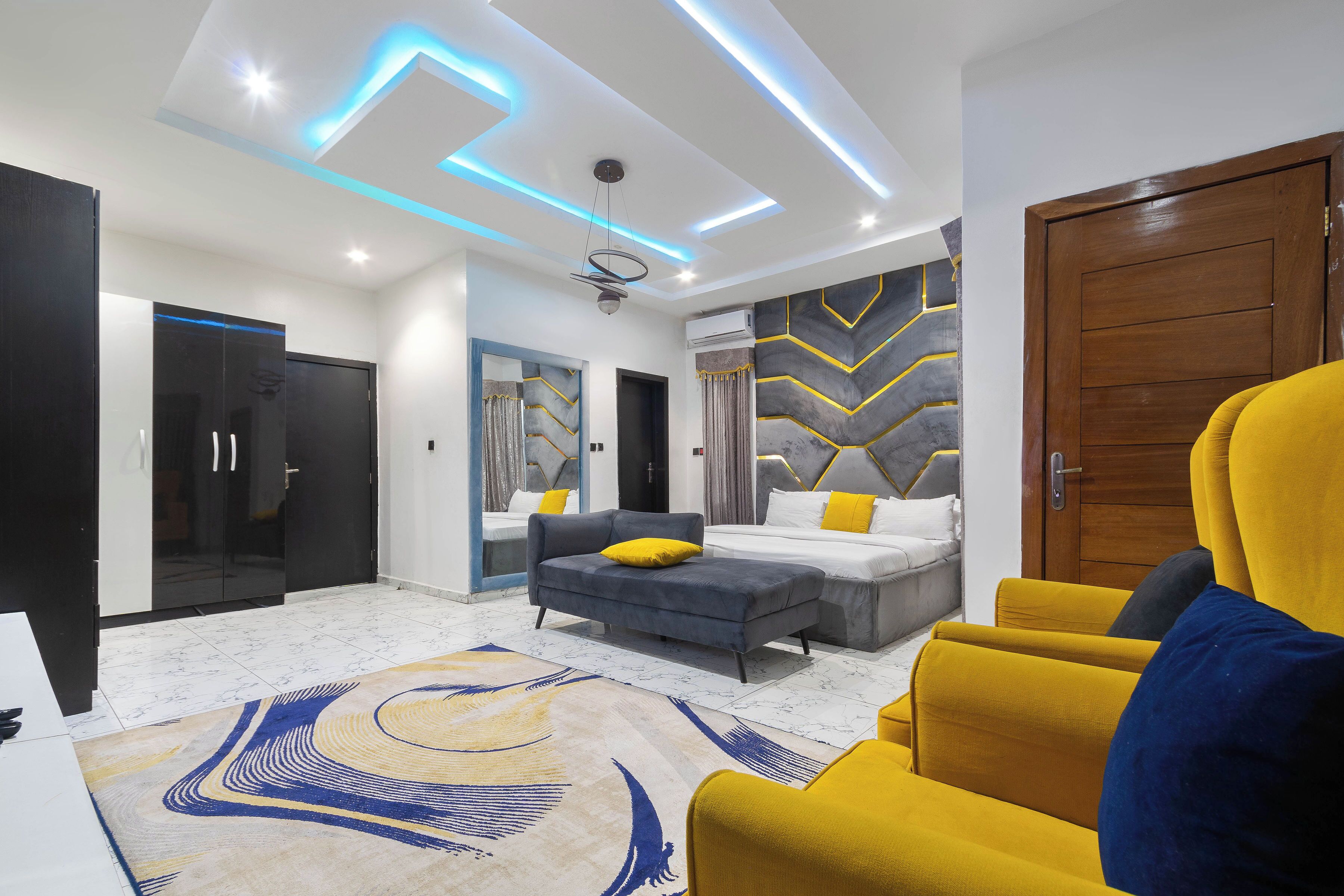 4 bedrooms, desk, iron/ironing board, travel crib