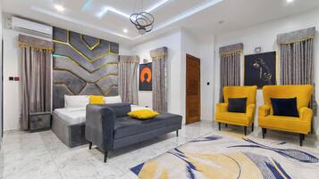 4 habitaciones, escritorio y tabla de planchar con plancha