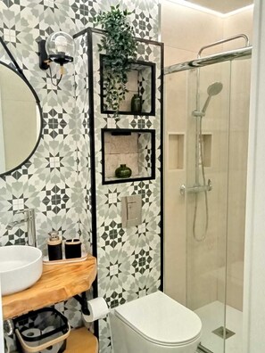 Een douche, gratis toiletartikelen, een haardroger, handdoeken