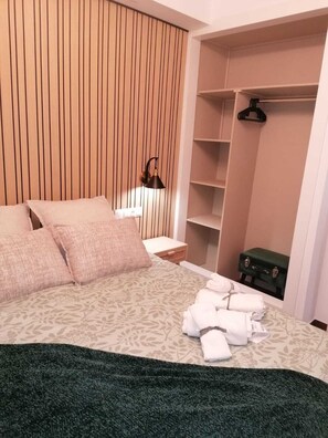 1 slaapkamer, een bureau, geluiddichte muren