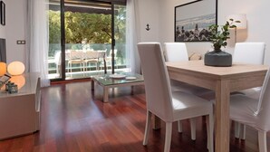 Unclassified image, 4 of 24, button - Modern Apartment with Terrace, Parking, AC & WiFi - Steps from the Beach! (Palamós)