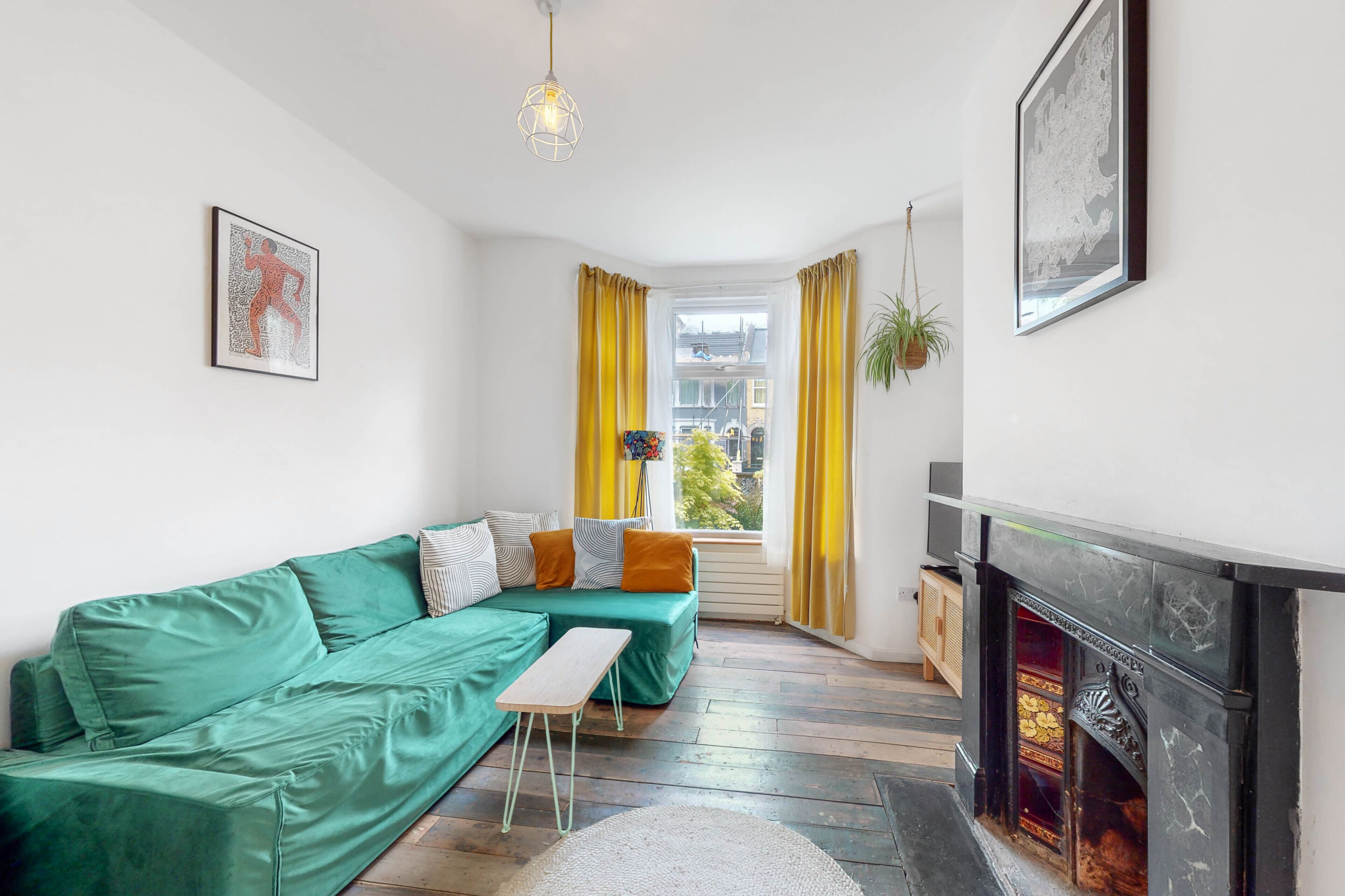 Enchanting 3 Bedroom House With Garden in Leyton