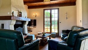 Living area - Spacious 4-room house near La Cotinière, garden, walk to beach (Saint-Pierre-d'Oléron)