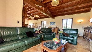 Living area - Spacious 4-room house near La Cotinière, garden, walk to beach (Saint-Pierre-d'Oléron)