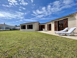 Terrace/patio - Spacious 4-room house near La Cotinière, garden, walk to beach (Saint-Pierre-d'Oléron)