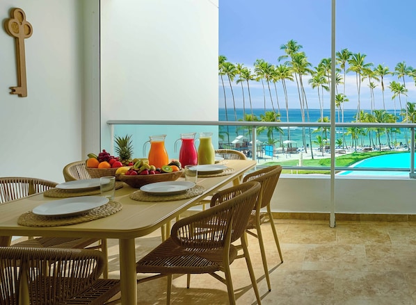 Outdoor dining - Lux| Beachfront| KingBed| PanoView|FullKitchen (Juan Dolio)
