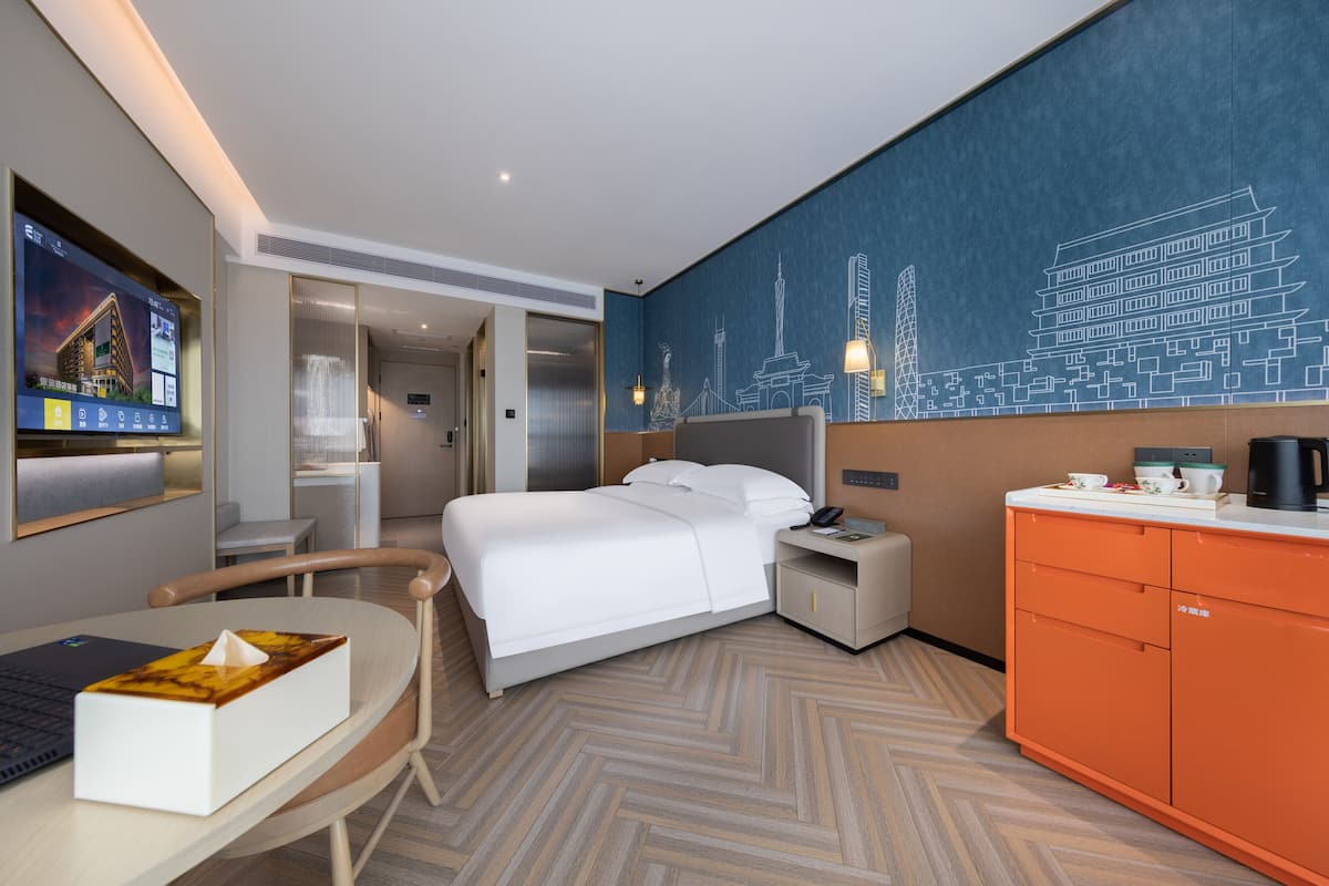 business room, 1 queen bed | 1 bedroom, desk, laptop workspace, blackout curtains