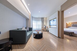 Premier Suite, 1 Queen Bed | Desk, laptop workspace, blackout curtains, soundproofing - GZ Baiyun Airport MeHood Liz Hotel T1 (Guangzhou)