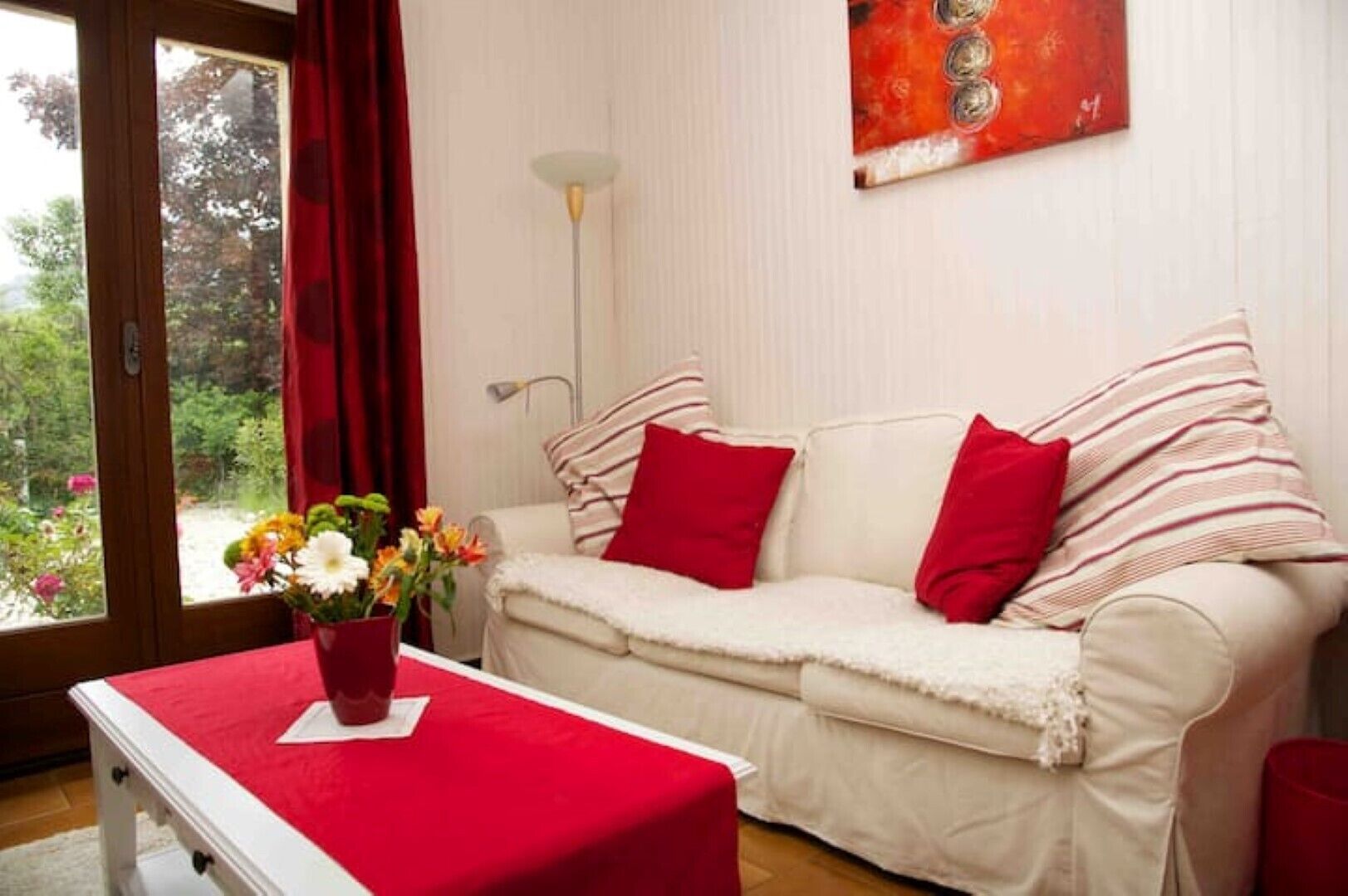 Smart TV, fireplace, DVD player, books